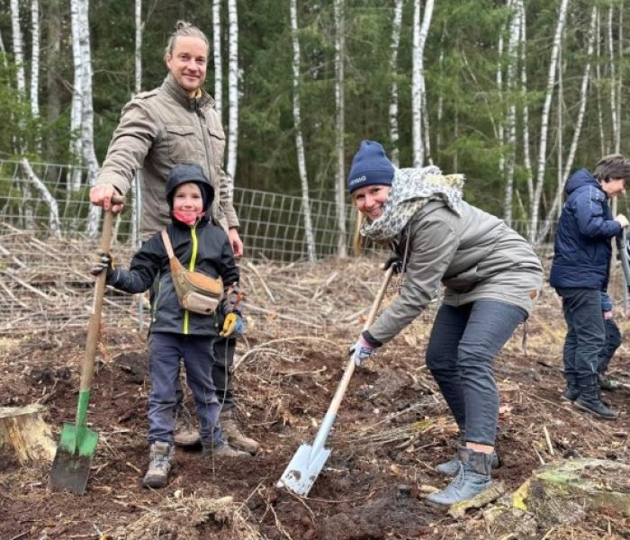 Sebastian Apitz pflanzte gemeinsam mit seiner Frau Jenny und Sohn (Foto: WEMAG AG)